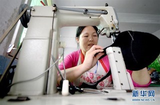 陜西寧陜 “社區(qū)工廠”助力群眾脫貧增收 皮革制品熱銷全國(guó)